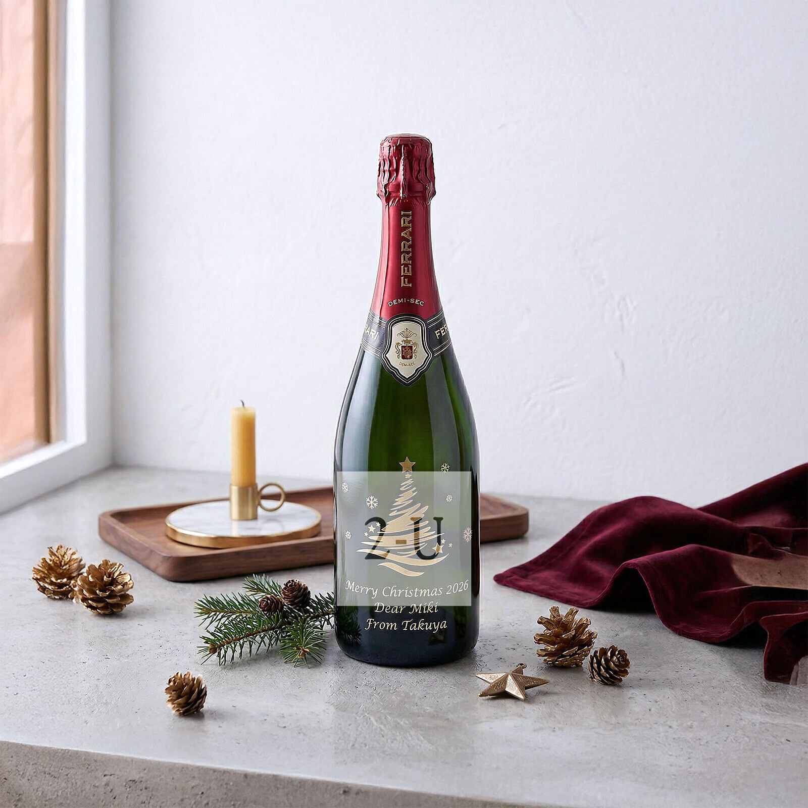 圣诞节干杯、并纪念今年的酒瓶雕刻酒