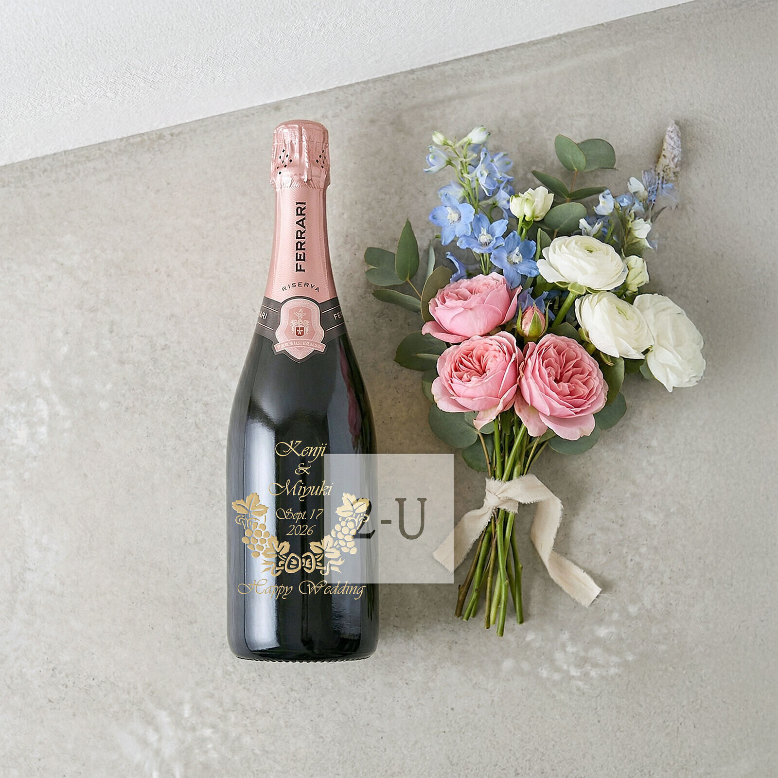 用刻有恋爱纪念日的红酒干杯！