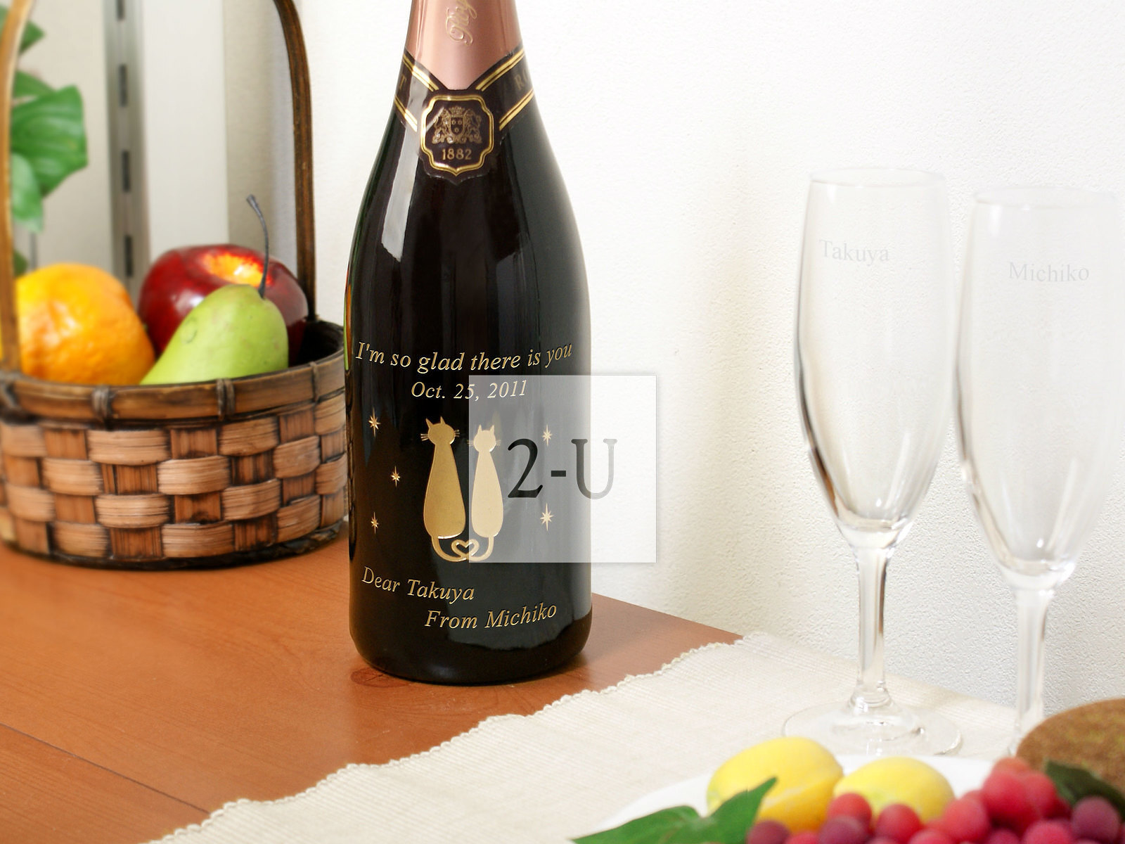 用刻有恋爱纪念日的红酒干杯！