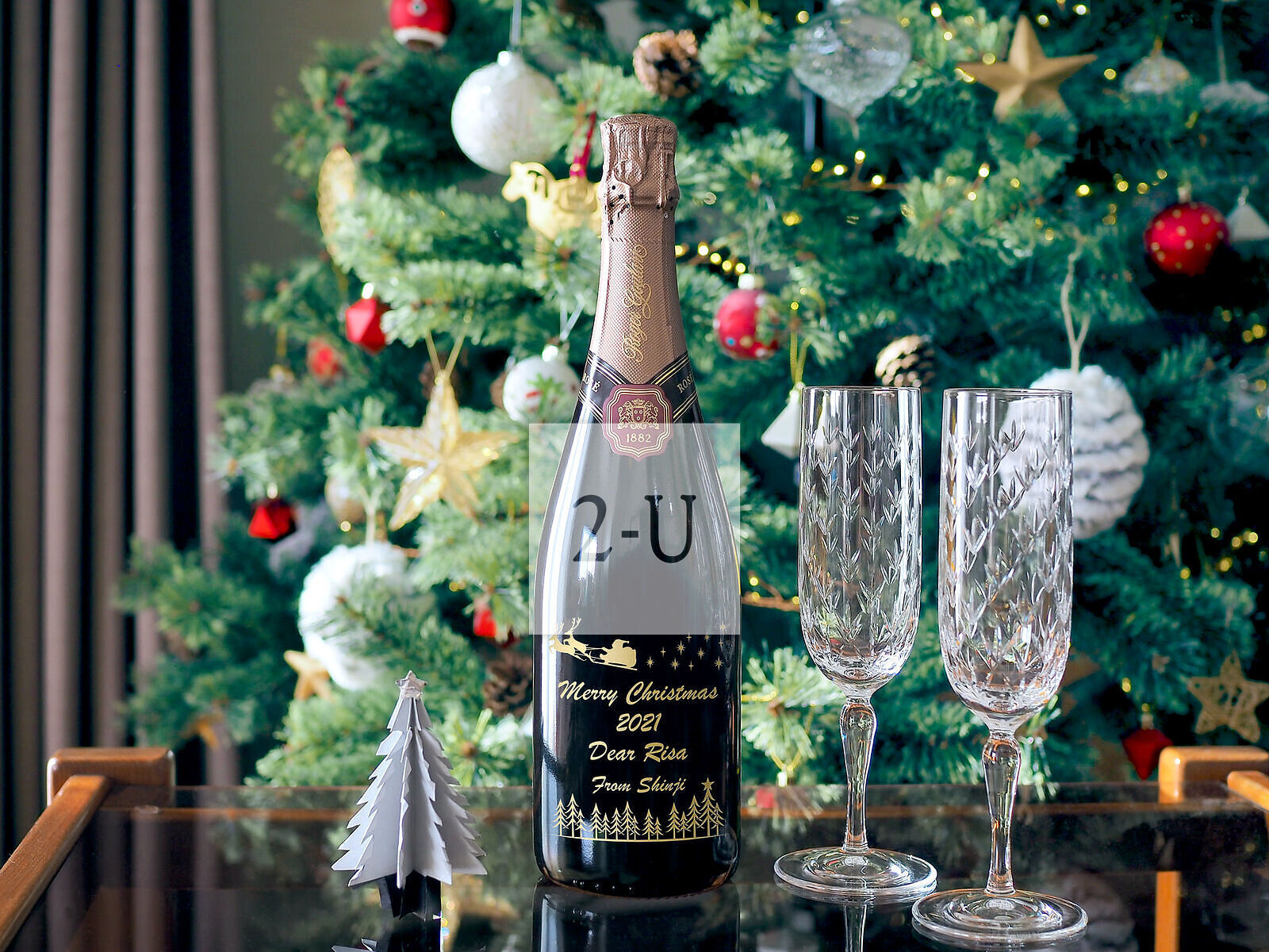 圣诞节干杯、并纪念今年的酒瓶雕刻酒