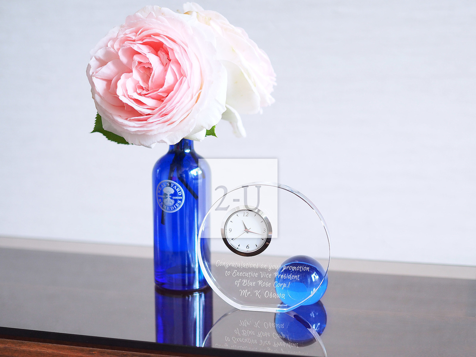 与董事大办公桌相得益彰的水晶时钟