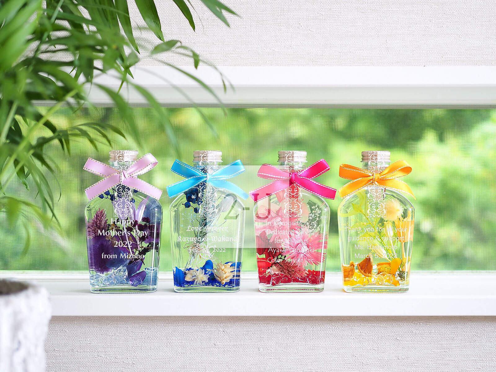 "座牌＋回赠纪念品＋桌上装饰" 三用保鲜花