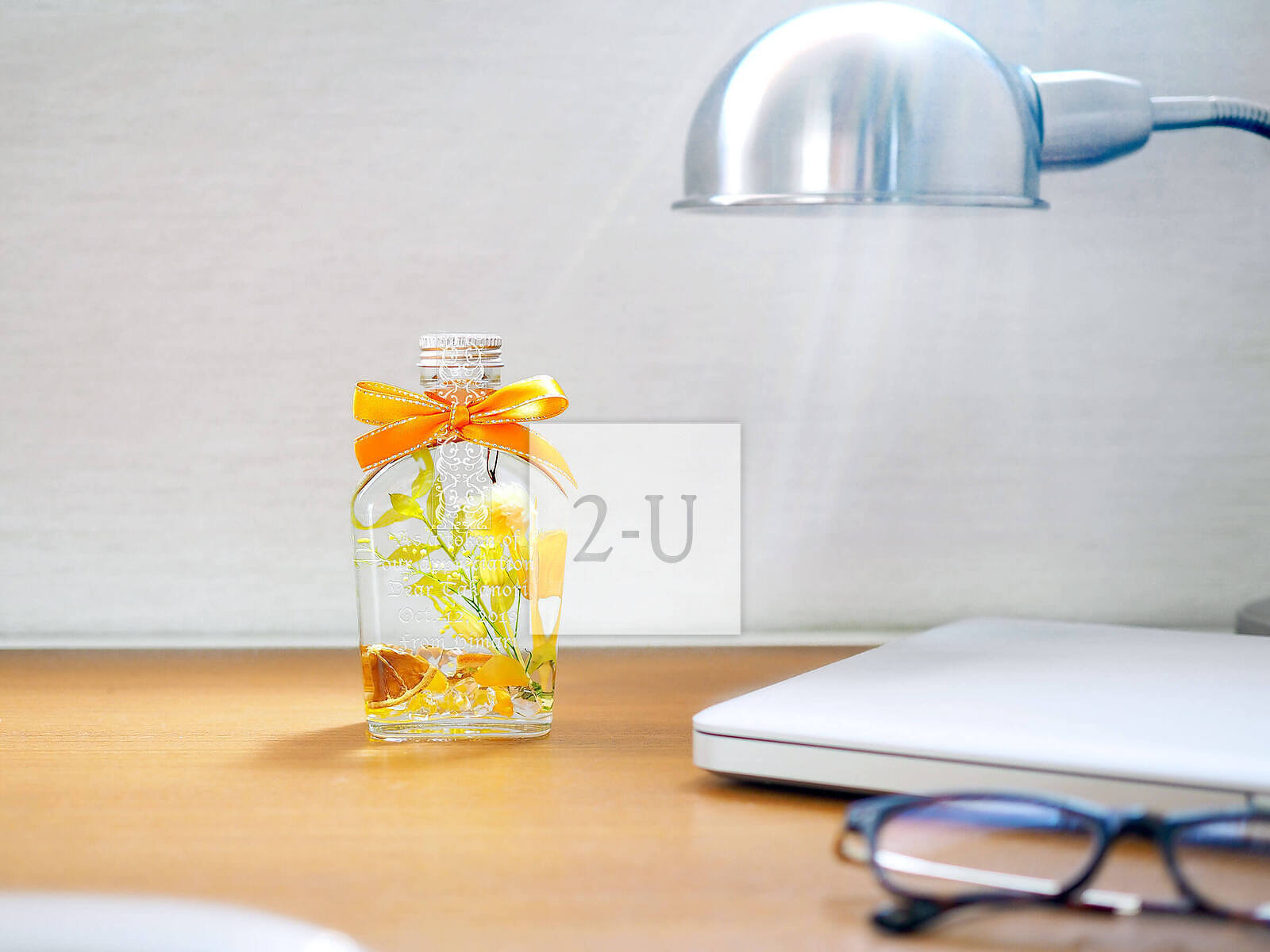 用刻有名字与寄语的花朵，为追忆增添一抹明亮色彩