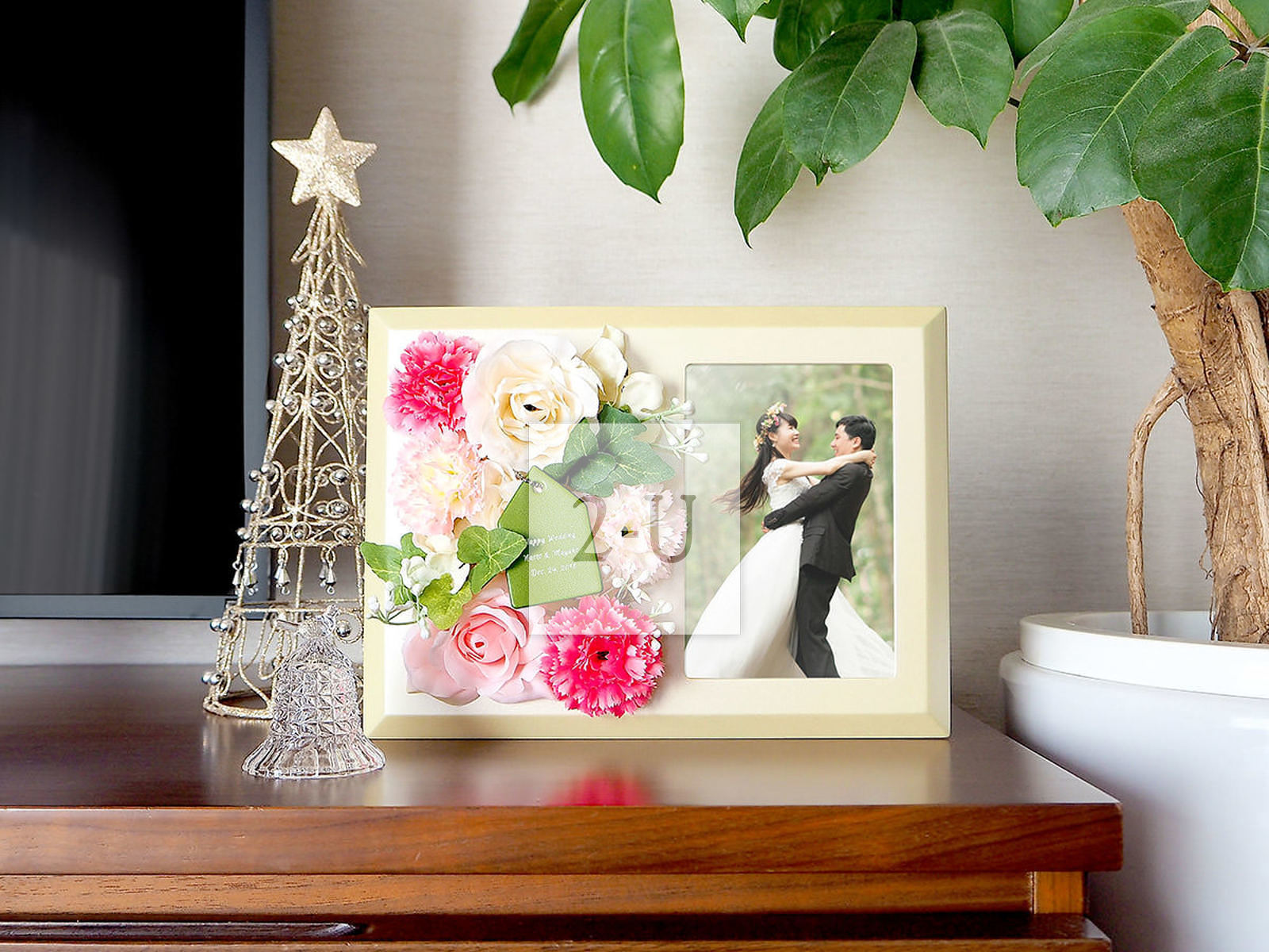 展示结婚纪念照