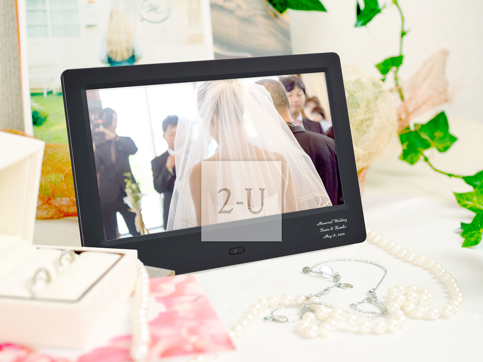 也适用于婚礼晚宴！在签到台循环播放二人的幻灯片