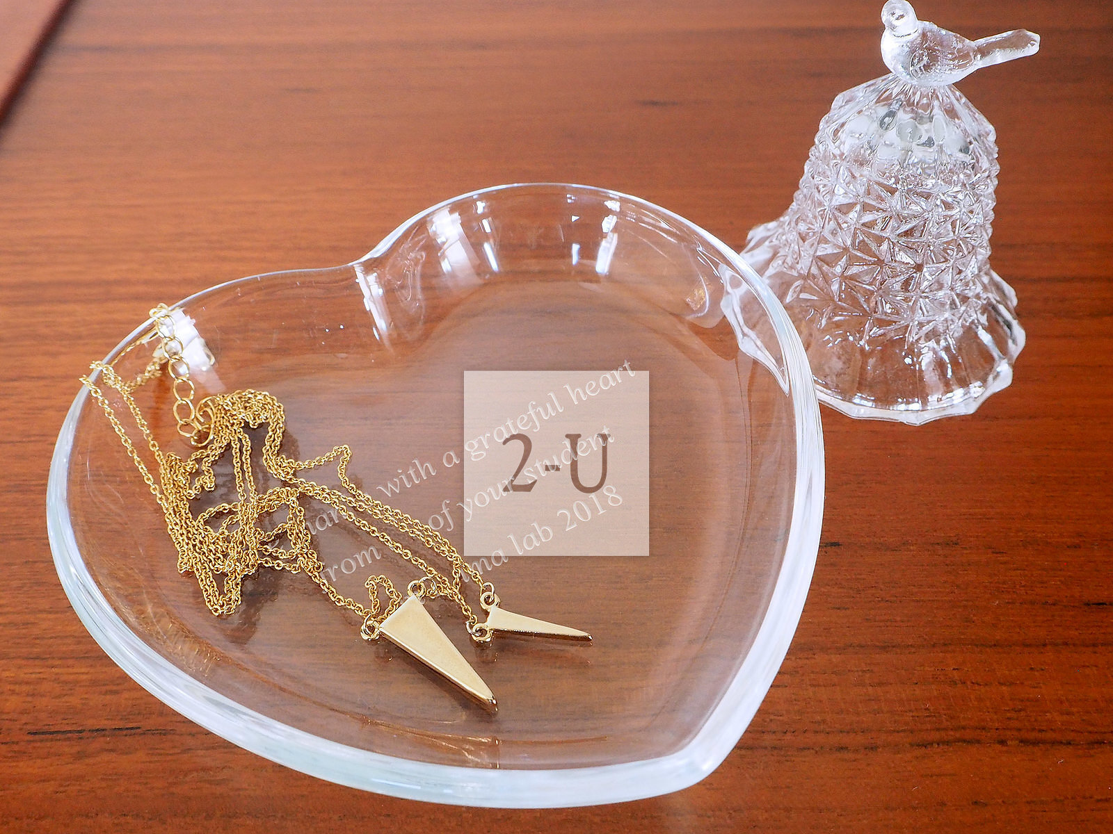 用精致小托盘打造一份毕业纪念摆件