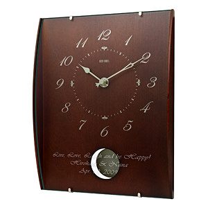 棕色木制电波闹钟